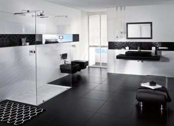 Une salle de bain en noir et blanc offre un design élégant et épuré