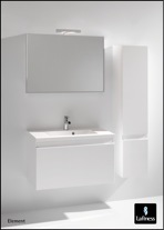 Le Lafiness Element est pourvu d’un éclairage à armature en aluminium sur le miroir de salle de bain.